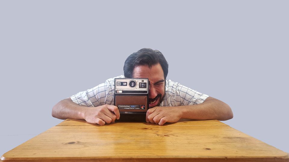 Estreno de Polaroids obsesion fotografia y verdad en el nuevo monologo de Christian Avalos