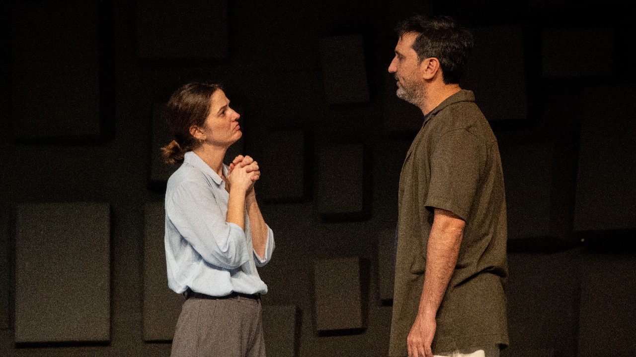 Obra teatral "LIMONES, LIMONES, LIMONES, LIMONES, LIMONES", de Sam Steiner, dirigida por Mikhail Page, con César Ritter y Carolina Cano 1 cesar