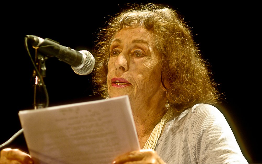 Raquel recitando en el Teatro Segura 2011