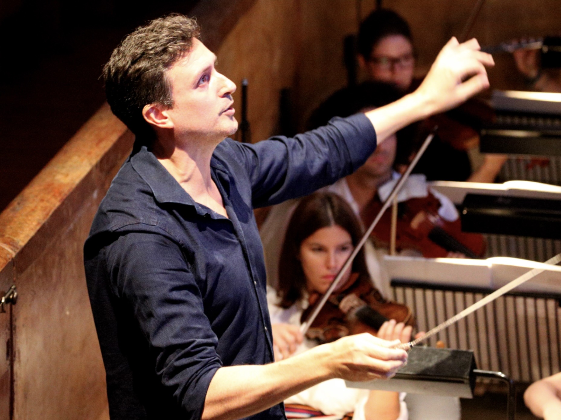 Orquesta Filarmónica de Lima presenta “Reencuentro”: una noche de Beethoven que une generaciones en el escenario 1 HUGO CARRIO DIRECTOR ESPANA DIRECTOR INVITADO